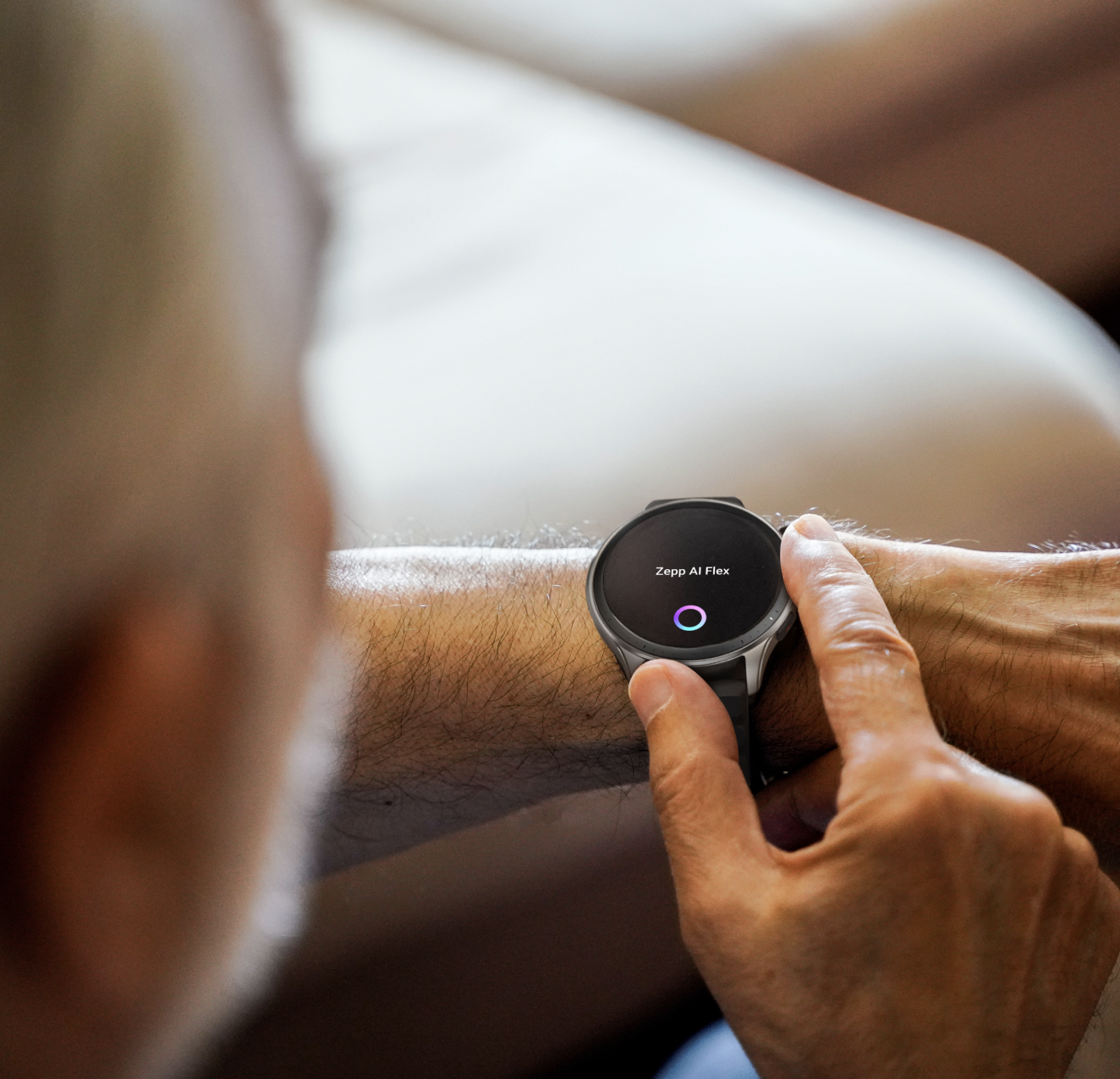 Il nuovo sistema operativo Zepp OS 3.5 di Zepp Health Corporation integra Zepp Flow e porta un livello di interazione completamente nuovo sui wearable del brand, in quanto rende gli smartwatch Amazfit di Zepp Health i primi indossabili al mondo ad avere un’interfaccia utente linguistica (LUI) completamente integrata e alimentata da LLM AI nel proprio sistema operativo. Il fulcro rappresenta molto di più di un semplice assistente vocale: incarna un cambiamento di paradigma
nell’esperienza utente. Progettato per comprendere il linguaggio naturale, elimina la necessità di comandi o parole chiave predefinite, consentendo agli utenti di esprimere liberamente le proprie intenzioni. Interpretando intuitivamente le richieste dell’utente, che si tratti di avviare un allenamento o di gestire le attività quotidiane, ottimizza l’esperienza dell’utente, rendendola più intuitiva e semplice. Questa innovazione rappresenta un salto significativo verso un futuro in cui l’intelligenza artificiale si integra perfettamente nella vita quotidiana, in particolare nei settori della salute, del fitness e della produttività. Un futuro di connettività e Intelligence. Garantisce conversazione naturale, riconoscimento efficiente, comprensione precisa e consente di programmare riunioni, rispondere alle notifiche, gestire il tempo impostando un timer, controllare il meteo, tenere traccia della forma fisica e lo stato di salute, partecipare alle chat, impostare un System Mode (come “sonno” per non essere disturbati). Il sistema operativo sarà supportato su Amazfit Balance in Italia a partire dal primo maggio 2024. http://www.zepp.com Il nuovo sistema operativo Zepp OS 3.5 di Zepp Health Corporation integra Zepp Flow e porta un livello di interazione completamente nuovo sui wearable del brand, in quanto rende gli smartwatch Amazfit di Zepp Health i primi indossabili al mondo ad avere un’interfaccia utente linguistica (LUI) completamente integrata e alimentata da LLM AI nel proprio sistema operativo. Il fulcro rappresenta molto di più di un semplice assistente vocale: incarna un cambiamento di paradigma
nell’esperienza utente. Progettato per comprendere il linguaggio naturale, elimina la necessità di comandi o parole chiave predefinite, consentendo agli utenti di esprimere liberamente le proprie intenzioni. Interpretando intuitivamente le richieste dell’utente, che si tratti di avviare un allenamento o di gestire le attività quotidiane, ottimizza l’esperienza dell’utente, rendendola più intuitiva e semplice. Questa innovazione rappresenta un salto significativo verso un futuro in cui l’intelligenza artificiale si integra perfettamente nella vita quotidiana, in particolare nei settori della salute, del fitness e della produttività. Un futuro di connettività e Intelligence. Garantisce conversazione naturale, riconoscimento efficiente, comprensione precisa e consente di programmare riunioni, rispondere alle notifiche, gestire il tempo impostando un timer, controllare il meteo, tenere traccia della forma fisica e lo stato di salute, partecipare alle chat, impostare un System Mode (come “sonno” per non essere disturbati). Il sistema operativo sarà supportato su Amazfit Balance in Italia a partire dal primo maggio 2024. http://www.zepp.com