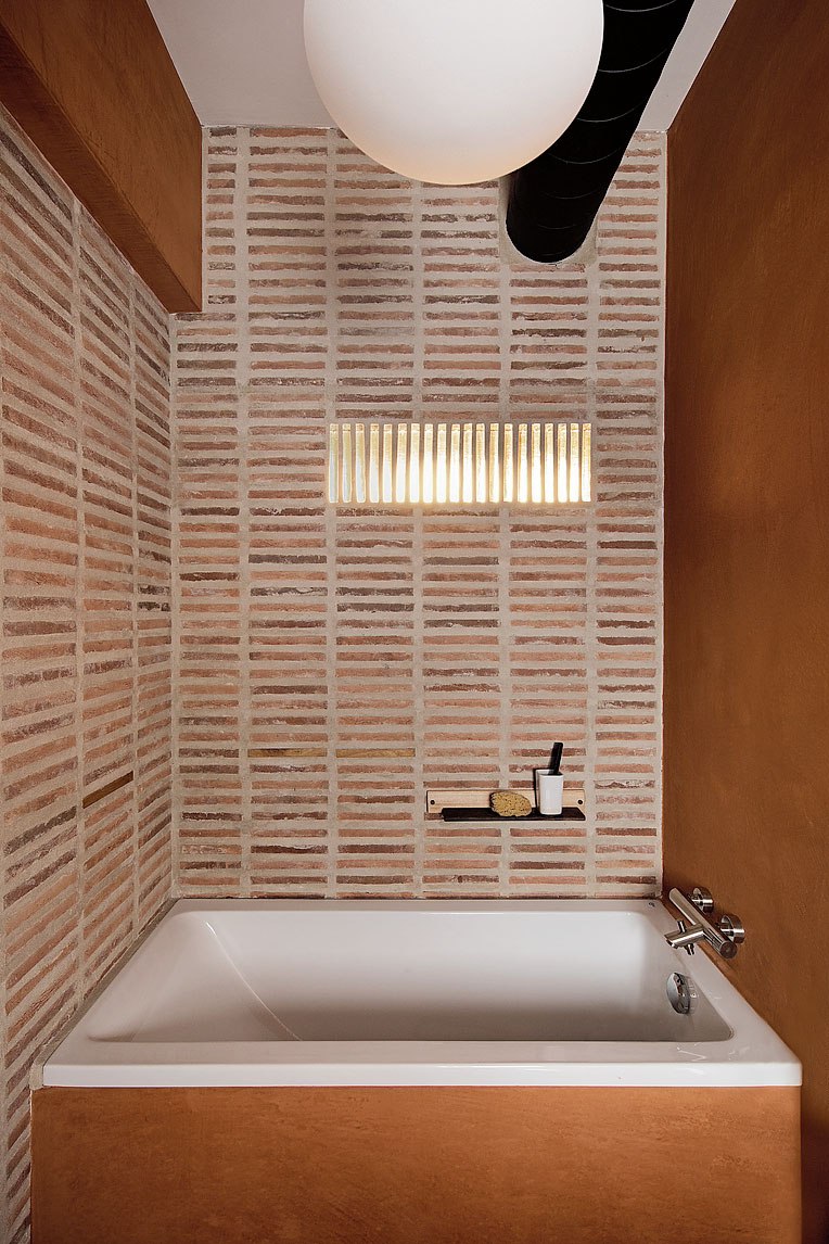 BAGNO 1 - In questo bagno è stata prevista la vasca, inserita in una nicchia. Le tavelline a vista sono state impiegate per realizzare le nuove murature. Del tipo in genere utilizzato per realizzare i solai, le tavelline sono in cotto, larghe 14 cm e spesse 12 cm; sono legate con malta a calce e rifinite con un prodotto idrorepellente che non ne altera l'estetica.  La mini vasca in nicchia (foto in basso a destra) è Connect di Ideal Standard, misura 150 x 75 cm.