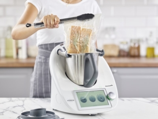 Il Bimby TM6 di Vorwerk presenta nuove funzioni e modalità attivabili con un semplice touch, che permettono di utilizzare le più moderne tecniche di cucina gourmet, come la cottura sottovuoto a bassa temperatura “Slow Cooking”. Grazie alla modalità sottovuoto, è possibile cuocere a bassa temperatura ogni tipo di alimento – carne, pesce, frutta, verdura – in modo facile e veloce: basta scegliere la ricetta e preparare gli ingredienti e la macchina mantiene la temperatura sempre costante, cuocendo delicatamente. Questo tipo di preparazione consente inoltre di programmare più puntualmente i pasti della settimana senza il rischio di sprechi: gli alimenti cotti a bassa temperatura e mantenuti sottovuoto triplicano infatti i tempi di conservazione. Infine, la modalità sottovuoto, lavorando con temperature inferiori, richiede una minor quantità di energia. Prezzo 1.499. È disponibile anche un set completo di Pompa e Contenitori per Sottovuoto compatibili con la Macchina per Sottovuoto Bimby per conservare ingredienti freschi e cibi cotti, preservandone il buon sapore. In materiale termoplastico, la pompa è dotata di batteria al litio ed è ricaricabile con cavo USB. Prezzo del set 109 euro. http://www.bimby.it  Il Bimby TM6 di Vorwerk presenta nuove funzioni e modalità attivabili con un semplice touch, che permettono di utilizzare le più moderne tecniche di cucina gourmet, come la cottura sottovuoto a bassa temperatura “Slow Cooking”. Grazie alla modalità sottovuoto, è possibile cuocere a bassa temperatura ogni tipo di alimento – carne, pesce, frutta, verdura – in modo facile e veloce: basta scegliere la ricetta e preparare gli ingredienti e la macchina mantiene la temperatura sempre costante, cuocendo delicatamente. Questo tipo di preparazione consente inoltre di programmare più puntualmente i pasti della settimana senza il rischio di sprechi: gli alimenti cotti a bassa temperatura e mantenuti sottovuoto triplicano infatti i tempi di conservazione. Infine, la modalità sottovuoto, lavorando con temperature inferiori, richiede una minor quantità di energia. Prezzo 1.499. È disponibile anche un set completo di Pompa e Contenitori per Sottovuoto compatibili con la Macchina per Sottovuoto Bimby per conservare ingredienti freschi e cibi cotti, preservandone il buon sapore. In materiale termoplastico, la pompa è dotata di batteria al litio ed è ricaricabile con cavo USB. Prezzo del set 109 euro. http://www.bimby.it