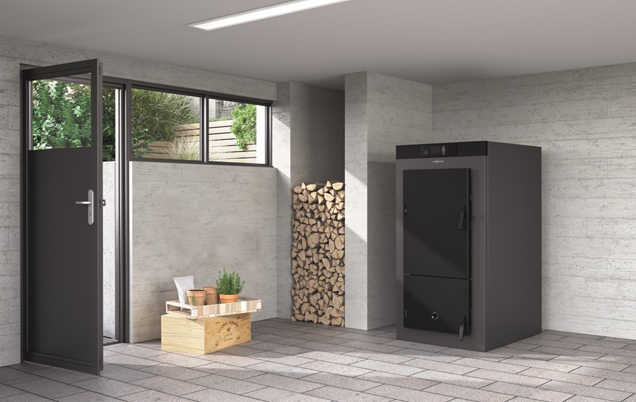 La caldaia a legna Vitoligno 200-S di Viessmann utilizza la tecnologia della gassificazione che riduce le emissioni (5 stelle di certificato ambientale) e aumenta il rendimento, fino a 93%. Alimentata a legna in pezzi lunghi fino a 50 cm, si accende rapidamente. L'unità di controllo Ecotronic offre un funzionamento efficiente e il controllo della combustione avviene con sonda lambda e temperatura dei fumi. Potenza 25 e 35 kW. Classe di efficienza energetica A+. Con l’aggiunta del display touch Vitotrol 350-C la gestione è digitale. Misura L 89,2 x P 141,5 x P 159 cm. http://www.viessmann.it