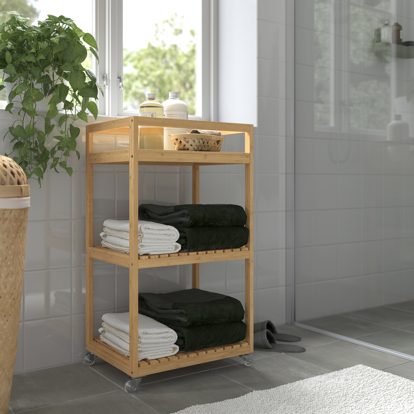 Il carrello RÅGRUND di Ikea è realizzato in bambù, un materiale naturale durevole, ideale per gli spazi umidi come il bagno. Misura L 42 x P 33 x H 76 cm. Prezzo 59,95 euro. www.ikea.com Il carrello RÅGRUND di Ikea è realizzato in bambù, un materiale naturale durevole, ideale per gli spazi umidi come il bagno. Misura L 42 x P 33 x H 76 cm. Prezzo 59,95 euro. www.ikea.com