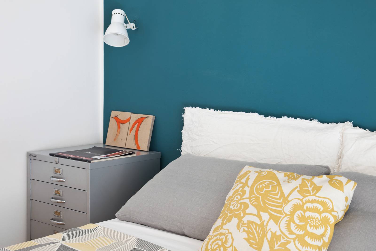 Camera con una classica cassettiera per i documenti in metallo, tipica degli uffici, utilizzata come comodino pratico e utile. Camera con una classica cassettiera per i documenti in metallo, tipica degli uffici, utilizzata come comodino pratico e utile.