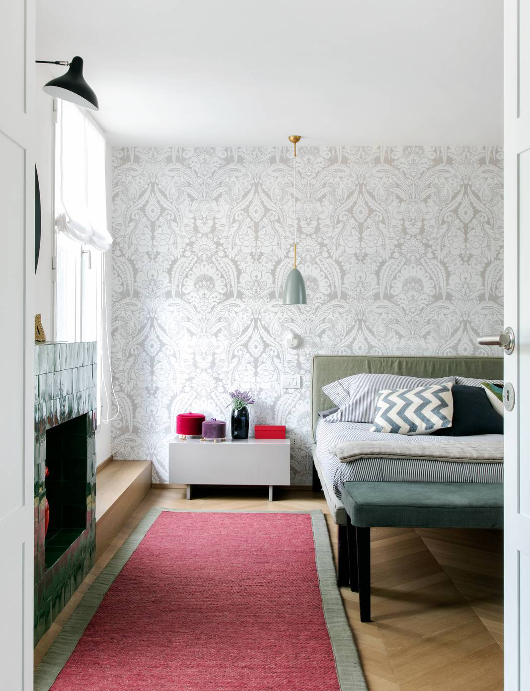 Comodino-cassetto, che si apre senza maniglia e a prima vista sembra un mobile di forte spessore. Realizzato su disegno dal mobiliere, è laccato color tortora. Comodino-cassetto, che si apre senza maniglia e a prima vista sembra un mobile di forte spessore. Realizzato su disegno dal mobiliere, è laccato color tortora.