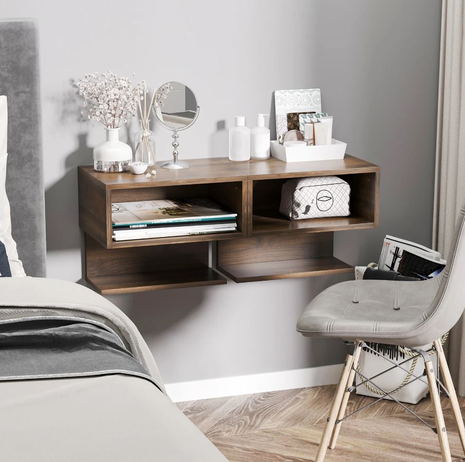 La coppia di comodini sospesi (cod. 234942) in vendita su Giordano Shop permette di organizzare una toilette o un angolo home office in camera da letto semplicemente accostandoli e aggiungendo una sedia o uno sgabello. Sono realizzati in MDF massiccio con rivestimento melaminico nella finitura color Noce. Misurano L 40 x P 29,5 x H 33,5 cm. Prezzo 55,90 euro (per il set da 2 pezzi). www.giordanoshop.com