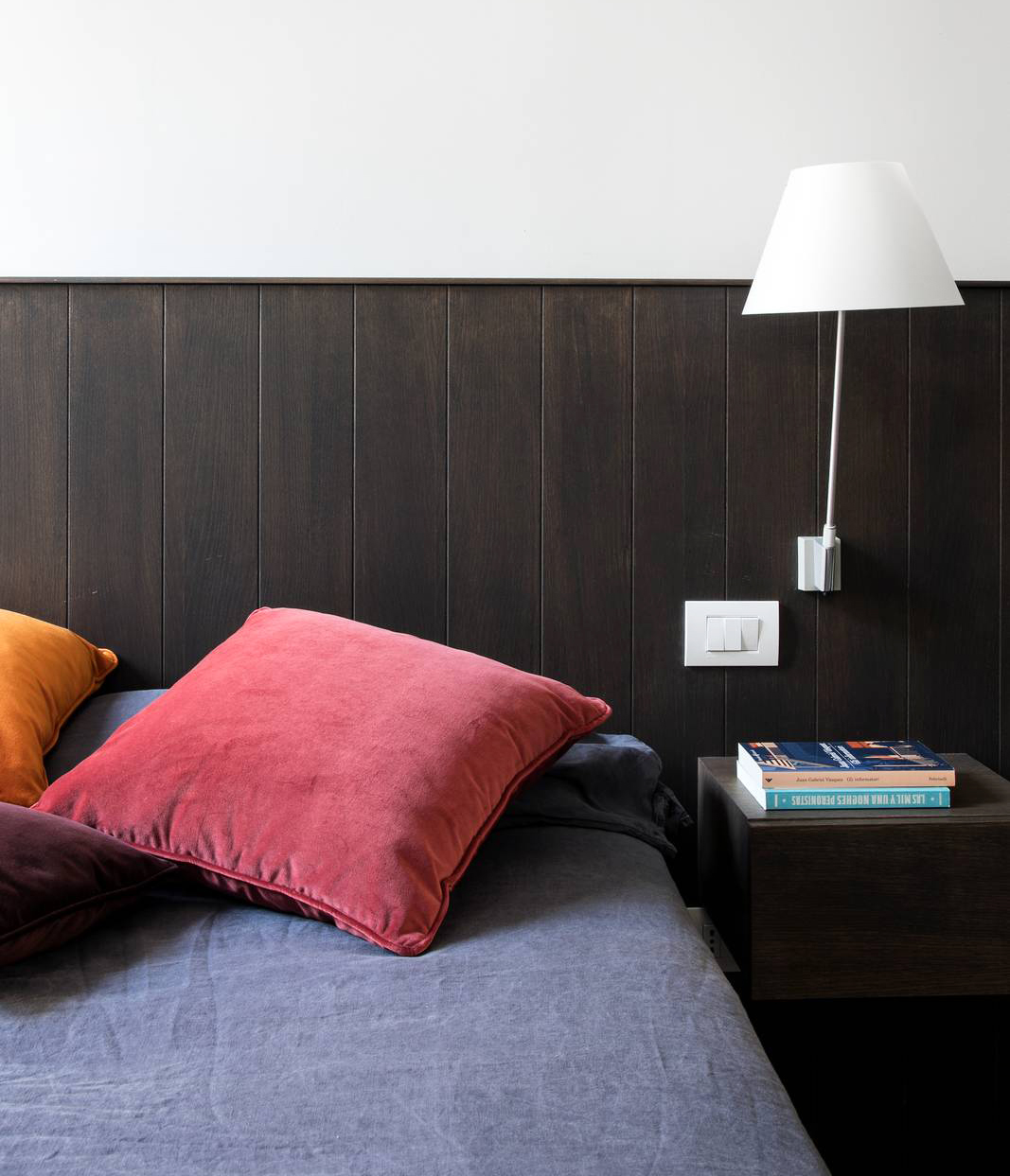 Comodino inserito nella boiserie Comodino inserito nella boiserie