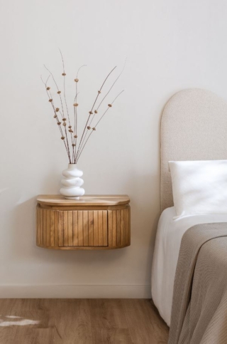 Scenografico e decorativo il comodino sospeso con cassetto Analis di Sklum che ha il fronte decorato da una serie di listelli in legno di mango e una forma arrotondata. Misura L 55 x P 35 x H 26 cm. Prezzo 114,95 euro. www.sklum.com