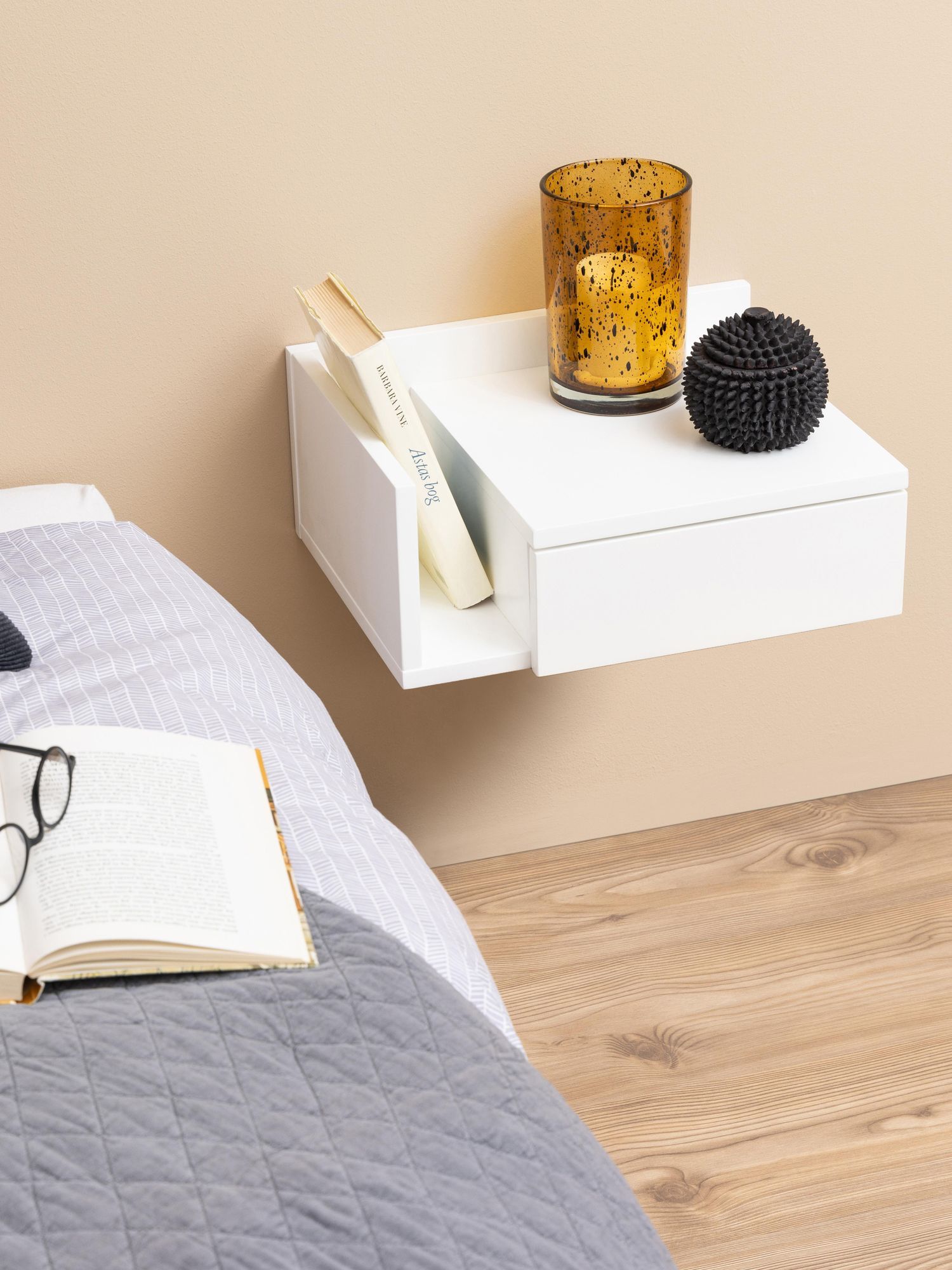 Una forma squadrata per Ashlan di Westwing il comodino sospeso che è dotato di un comodo cassetto porta tutto e di un pratico vano a giorno per libri e riviste. La colorazione bianco opaco e le dimensioni contenute lo rendono facile da ambientare. Misura L 35 x P 32 x H 23 cm. Prezzo 64,99 euro. www.westwing.it Una forma squadrata per Ashlan di Westwing il comodino sospeso che è dotato di un comodo cassetto porta tutto e di un pratico vano a giorno per libri e riviste. La colorazione bianco opaco e le dimensioni contenute lo rendono facile da ambientare. Misura L 35 x P 32 x H 23 cm. Prezzo 64,99 euro. www.westwing.it