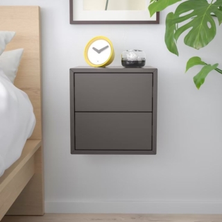 Il comodino pensile Eket di Ikea Italia ha una forma compatta e due comodi cassetti che lo rendono la soluzione ideale in una camera piccola; la struttura in una raffinata tonalità di grigio scuro permette di accostarlo ad un letto sia classico sia moderno. Misura L 35 x P 35 x H 35 cm. Prezzo 70 euro. www.ikea.com Il comodino pensile Eket di Ikea Italia ha una forma compatta e due comodi cassetti che lo rendono la soluzione ideale in una camera piccola; la struttura in una raffinata tonalità di grigio scuro permette di accostarlo ad un letto sia classico sia moderno. Misura L 35 x P 35 x H 35 cm. Prezzo 70 euro. www.ikea.com