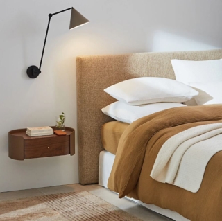 Si ispira al design Anni Cinquanta il comodino sospeso Firmo di La Redoute Interiurs che è dotato di un pratico cassetto. La struttura è realizzata in MDF eucalipto certificato FSC® e i lati sono rivestiti in vera pelle con finiture impunturate che lo rendono un pezzo “caldo” e senza tempo. Misura L 56 x P 31,3 x H 19,8 cm. Prezzo 409 euro. www.laredoute.it