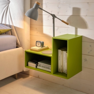 È composto da due wallbox aperti a giorno, uno verticale e uno orizzontale, il modello sospeso made in Italy YC314 della Linea Young Collection di Moretti Compact. La struttura in laccato Verde Bosco può contenere libri e riviste e offre un ampio piano di appoggio su cui tenere tutto a portata di mano. Misura L 57,9 x P 28 x H 38,4 cm. Prezzo 133 euro. www.moretticompact.it