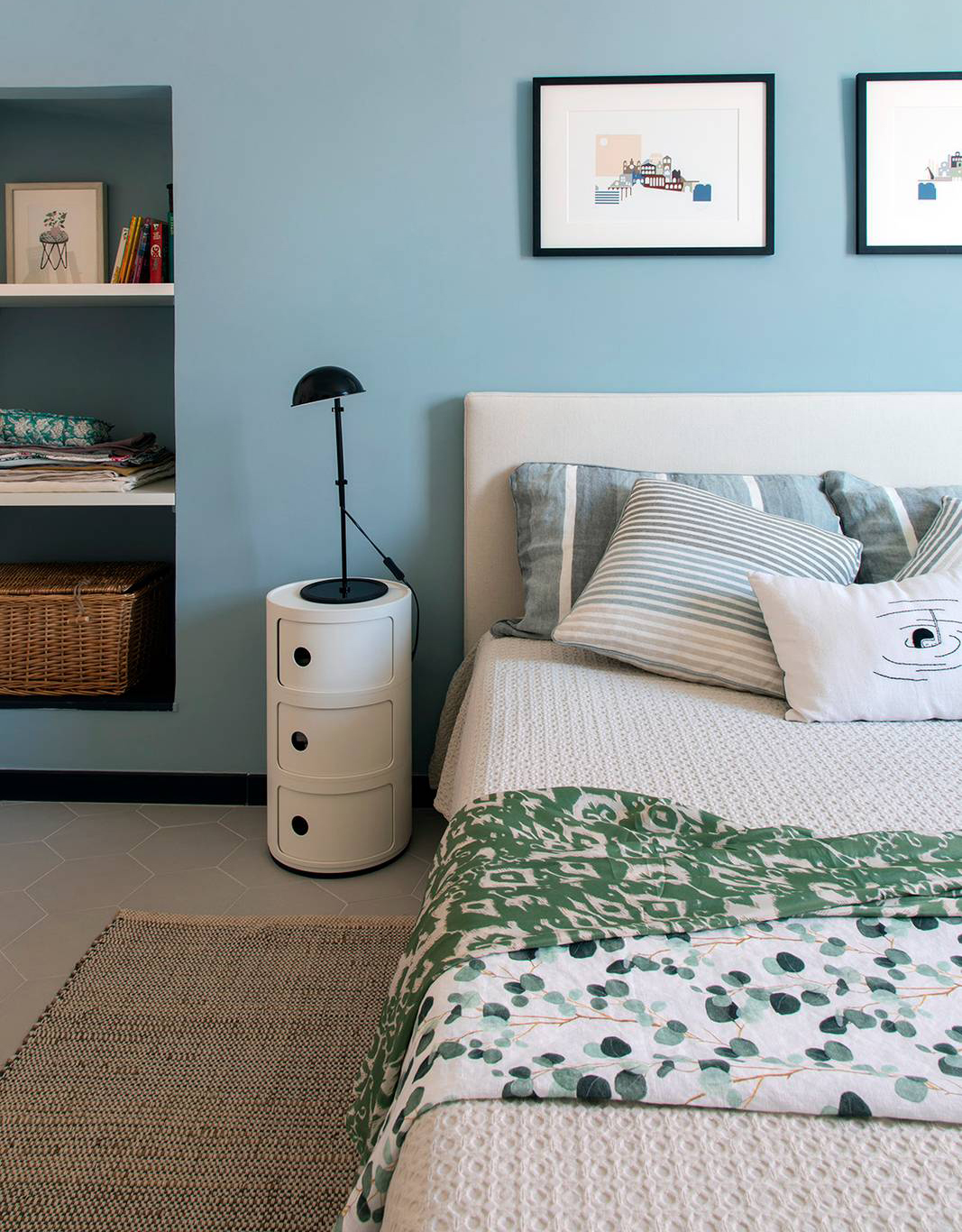 Perfetto anche come comodino, rotondo e piccolo, il mobile di design dietro alle antine scorrevoli permette di riporre tante cose. Perfetto anche come comodino, rotondo e piccolo, il mobile di design dietro alle antine scorrevoli permette di riporre tante cose.