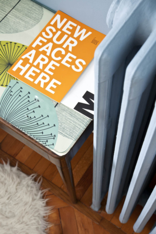 Il piano del vecchio tavolino è stato trasformato nel look da un rivestimento in carta da parati, protetto con un top in vetro. Il piano del vecchio tavolino è stato trasformato nel look da un rivestimento in carta da parati, protetto con un top in vetro.