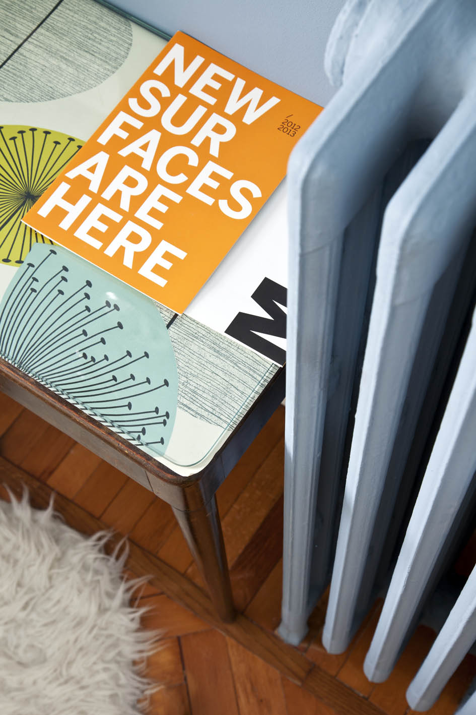 Il piano del vecchio tavolino è stato trasformato nel look da un rivestimento in carta da parati, protetto con un top in vetro. Il piano del vecchio tavolino è stato trasformato nel look da un rivestimento in carta da parati, protetto con un top in vetro.