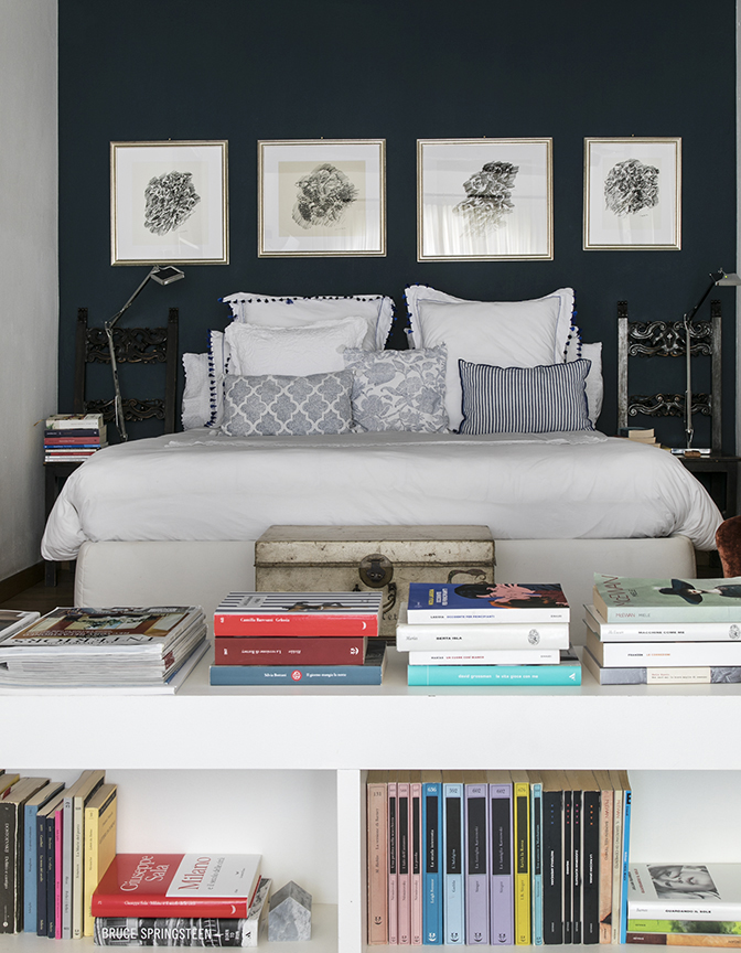 Due sedie antiche con seduta piatta, utilizzate come comodino, "sdrammatizzate" dalla pittura blu a parete Due sedie antiche con seduta piatta, utilizzate come comodino, "sdrammatizzate" dalla pittura blu a parete