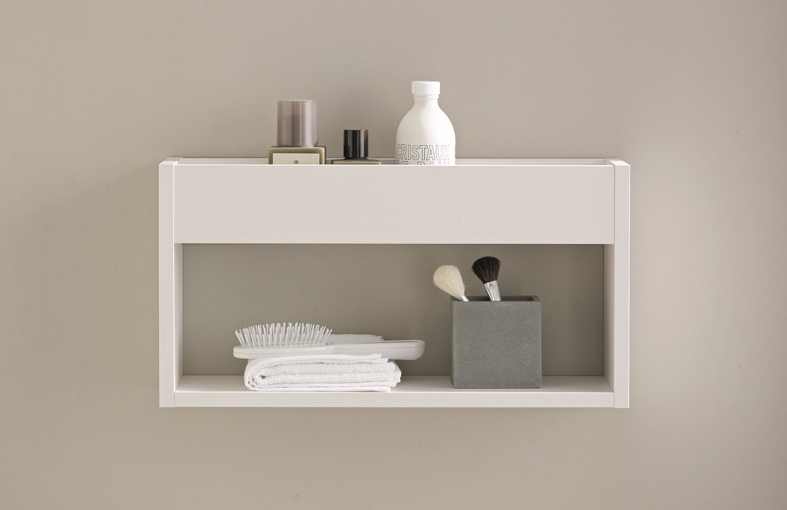 È in bilaminato e disponibile in varie finiture l’elemento sospeso a giorno della serie Ketho di Duravit. Misura L 50 x 13,5 x H 24 cm. Prezzo 380 euro. www.duravit.it È in bilaminato e disponibile in varie finiture l’elemento sospeso a giorno della serie Ketho di Duravit. Misura L 50 x 13,5 x H 24 cm. Prezzo 380 euro. www.duravit.it