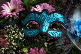 la zona notte in un monolocale ocomposizione carnevale fiori e maschere la zona notte in un monolocale ocomposizione carnevale fiori e maschere