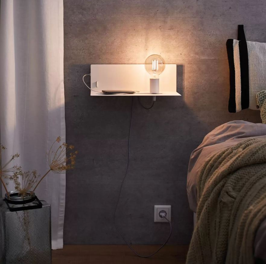 L'applique con mensola Devara di Paulmann in vendita Lampade.it  permette di sfruttare al meglio lo spazio e di avere a portata di mano, in pochissimo spazio, una lampada per leggere e un ripiano porta oggetti. È realizzata in metallo verniciato bianco. Misura  40 x P 17 x H 13 cm. Prezzo 103 euro. www.lampade.it L'applique con mensola Devara di Paulmann in vendita Lampade.it  permette di sfruttare al meglio lo spazio e di avere a portata di mano, in pochissimo spazio, una lampada per leggere e un ripiano porta oggetti. È realizzata in metallo verniciato bianco. Misura  40 x P 17 x H 13 cm. Prezzo 103 euro. www.lampade.it