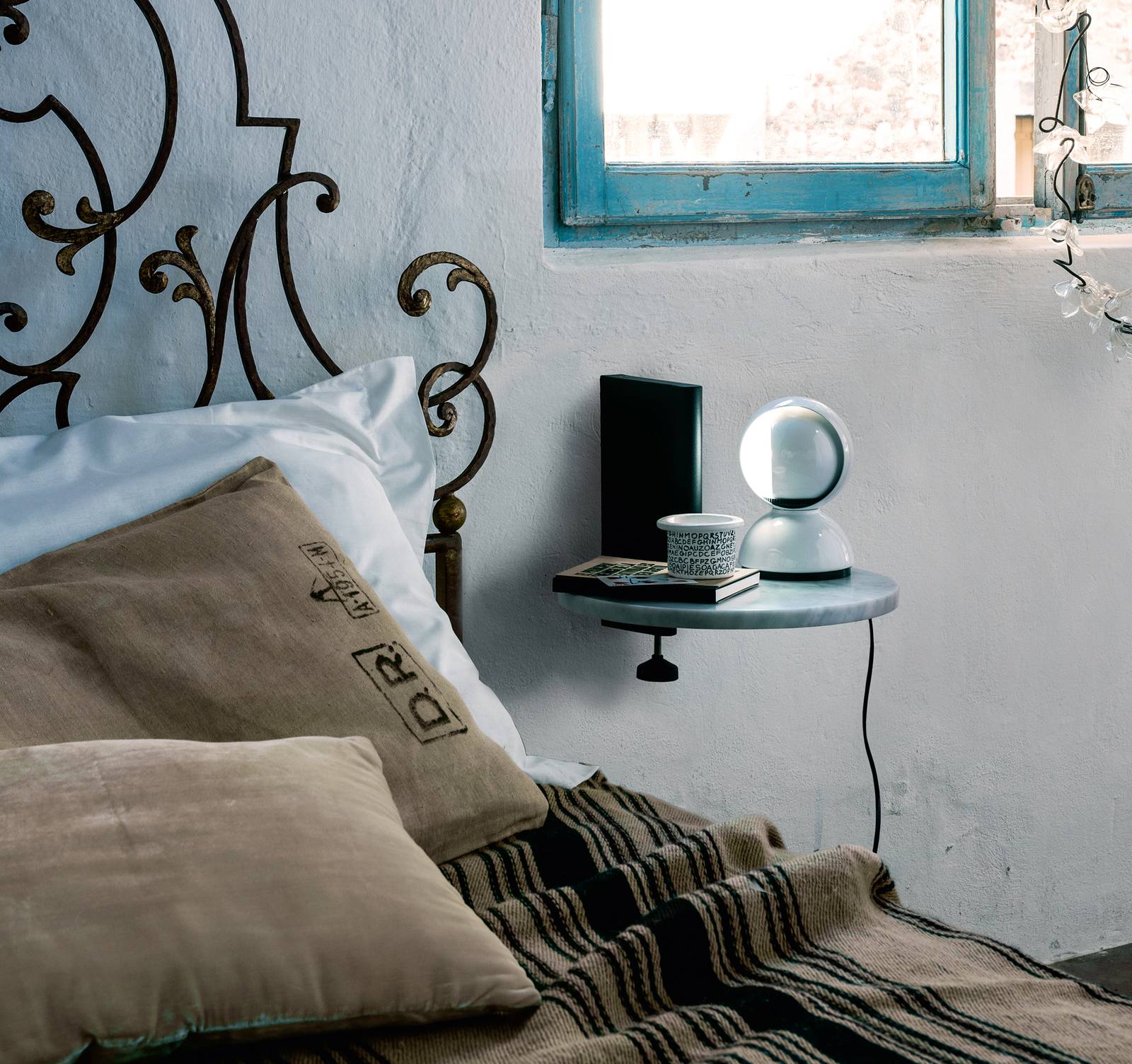 È corredata di un morsetto in polipropilene caricato di fibra di vetro nero la mensola Spike – The Wild Bunch di Magis; il top rotondo è realizzato in pregiato marmo di Carrara bianco. Misura L 37 x P 37 x H  27 cm. Prezzo a partire da 288 euro. www.magisdesign.com