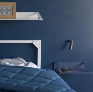 La mensola Marea full 450 di Sloop è realizzata artigianalmente in Italia in metallo verniciato blu ad incastro e, appesa ai lati del letto, è una valida alternativa al comodino tradizionale perché consente di avere il necessario a portata di mano. È corredata di staffe di supporto in tinta. Misura L 45 x P 27,3 x H 11,1 cm. Prezzo 120 euro. www.slooparredi.it