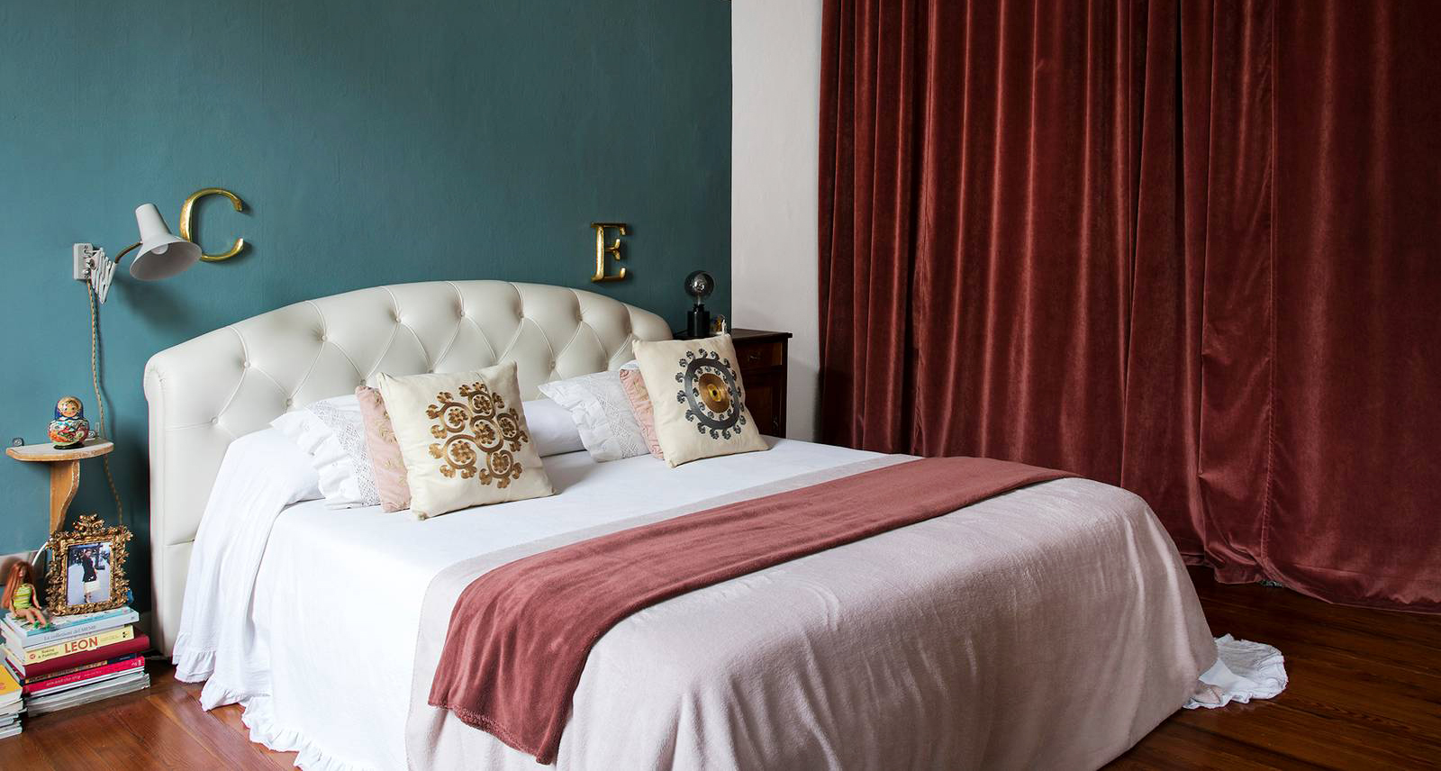 Una mensolina di recupero sostituisce il comodino, con una pigna di libri a fare anche da appoggio Una mensolina di recupero sostituisce il comodino, con una pigna di libri a fare anche da appoggio