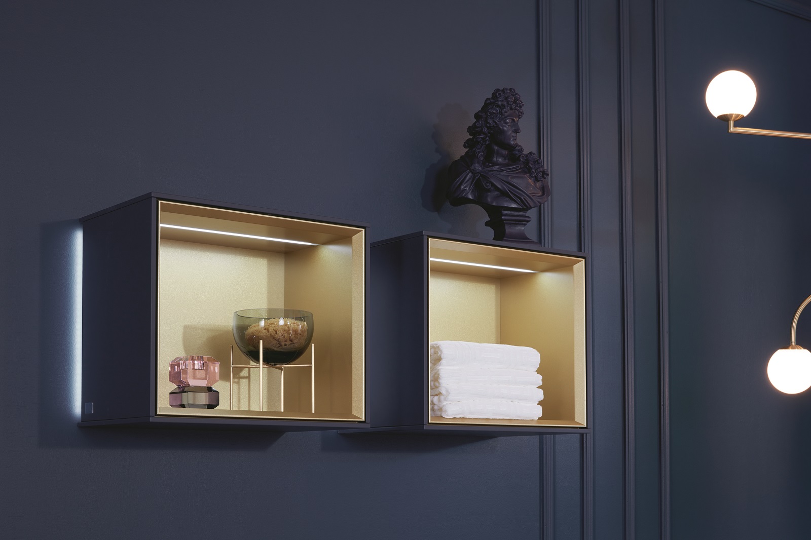 Ha illuminazione interna a parete il modulo scaffale Finion di Villeroy & Boch in finitura Midnight Blue Matt Lacquer. Misura L 41,8 x P 27 x H 35,6 cm. Prezzo, Iva esclusa,
1.904 euro. www.villeroy-boch.it Ha illuminazione interna a parete il modulo scaffale Finion di Villeroy & Boch in finitura Midnight Blue Matt Lacquer. Misura L 41,8 x P 27 x H 35,6 cm. Prezzo, Iva esclusa,
1.904 euro. www.villeroy-boch.it