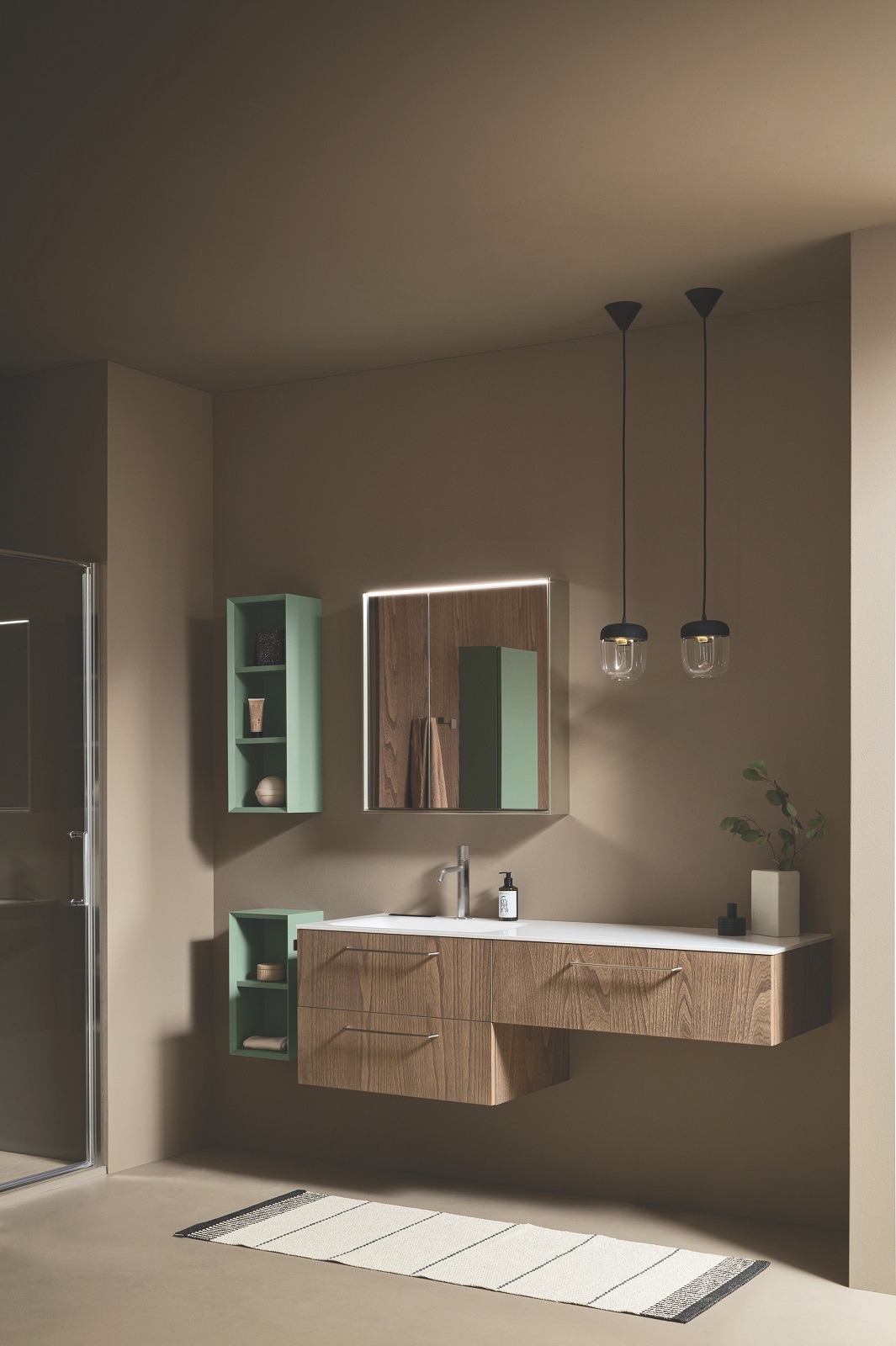 È in laccato verde oliva opaco il pensile a giorno Regolo di Arbi Arredobagno nella foto in basso, a lato del mobile lavabo. Misura L 25 x P 20,8 x H 49 cm. Prezzo 307 euro. www.arbiarredobagno.com È in laccato verde oliva opaco il pensile a giorno Regolo di Arbi Arredobagno nella foto in basso, a lato del mobile lavabo. Misura L 25 x P 20,8 x H 49 cm. Prezzo 307 euro. www.arbiarredobagno.com