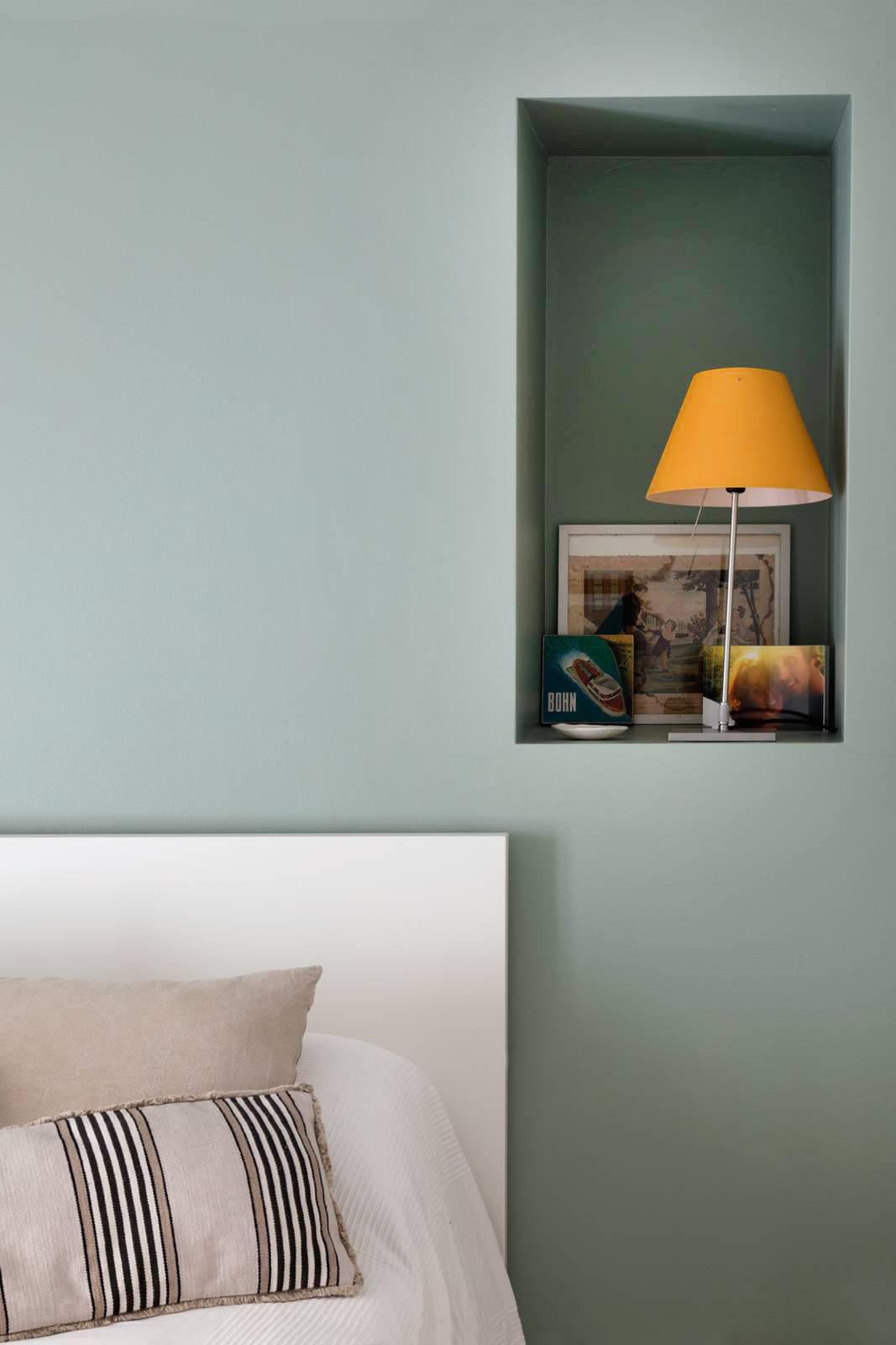 Una piccola nicchia nel muro al posto del comodino Una piccola nicchia nel muro al posto del comodino