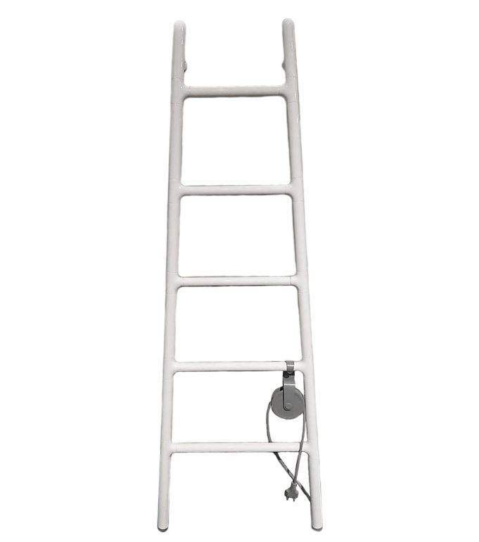 Lo scaldasalviette elettrico a muro (86618119) ha la forma di una scaletta in metallo verniciato bianco lucido che può essere spostata dove si vuole grazie al lungo cavo di alimentazione in dotazione. Misura L 48 x P 5 x H 139 cm. Prezzo 999 euro. Lo scaldasalviette elettrico a muro (86618119) ha la forma di una scaletta in metallo verniciato bianco lucido che può essere spostata dove si vuole grazie al lungo cavo di alimentazione in dotazione. Misura L 48 x P 5 x H 139 cm. Prezzo 999 euro.