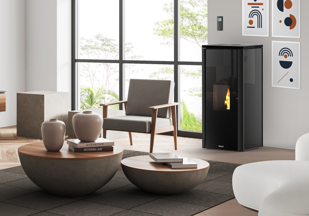 La stufa a pellet Fata v di Unical ha rivestimento frontale e laterale in vetro Night View che, se accesa, diventa trasparente e permette di apprezzare al meglio la fiamma. Ha scarico fumi posteriore, serbatoio da 19 kg, radiocomando palmare. Classe energetica A+, ambientale 5 stelle. Con l’aggiunta dello ionizzatore l’aria emessa è sanificata, poiché l’emissione di ioni permette di eliminare fino al 99% delle microparticelle in sospensione, acari, batteri polline. Si può controllare anche da remoto con App dedicata. www.unicalag.it