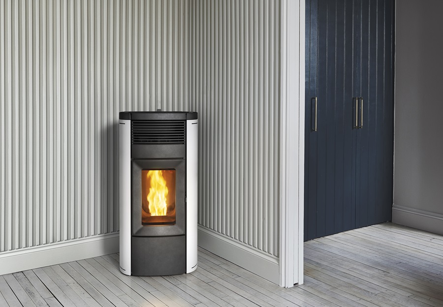 Grazie alla tecnologia Core di MCZ le emissioni inquinanti sono abbattute del 40%, rispetto ai limiti europei più restrittivi, sfruttando i principi della gassificazione. Tra i modelli che adottano la tecnologia, la stufa a pellet Musa è certificata 5 stelle ariaPulita™, ha fiamma ampia e naturale, pulizia automatica del braciere, vetro più pulito e accensione rapida della fiamma in 3 minuti. Il rivestimento è in acciaio verniciato. www.mcz.it