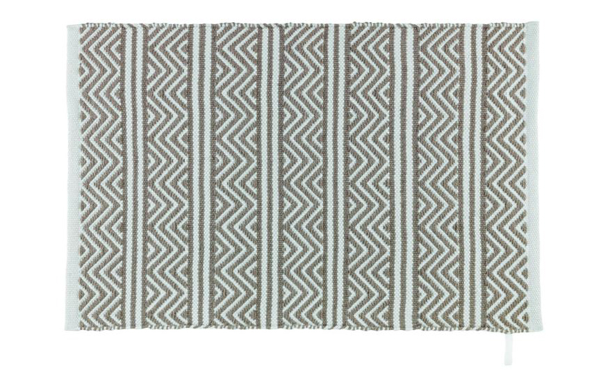 Un decoro geometrico nei toni del bianco e del beige per il tappeto stampato Shaki (8311118) in resistente polipropilene ecosostenibile ottenuto da bottiglie riciclate con il fondo in lattice che lo rende antiscivolo. Misura L 80 x H 50 cm. Prezzo 20.99 euro. Un decoro geometrico nei toni del bianco e del beige per il tappeto stampato Shaki (8311118) in resistente polipropilene ecosostenibile ottenuto da bottiglie riciclate con il fondo in lattice che lo rende antiscivolo. Misura L 80 x H 50 cm. Prezzo 20.99 euro.