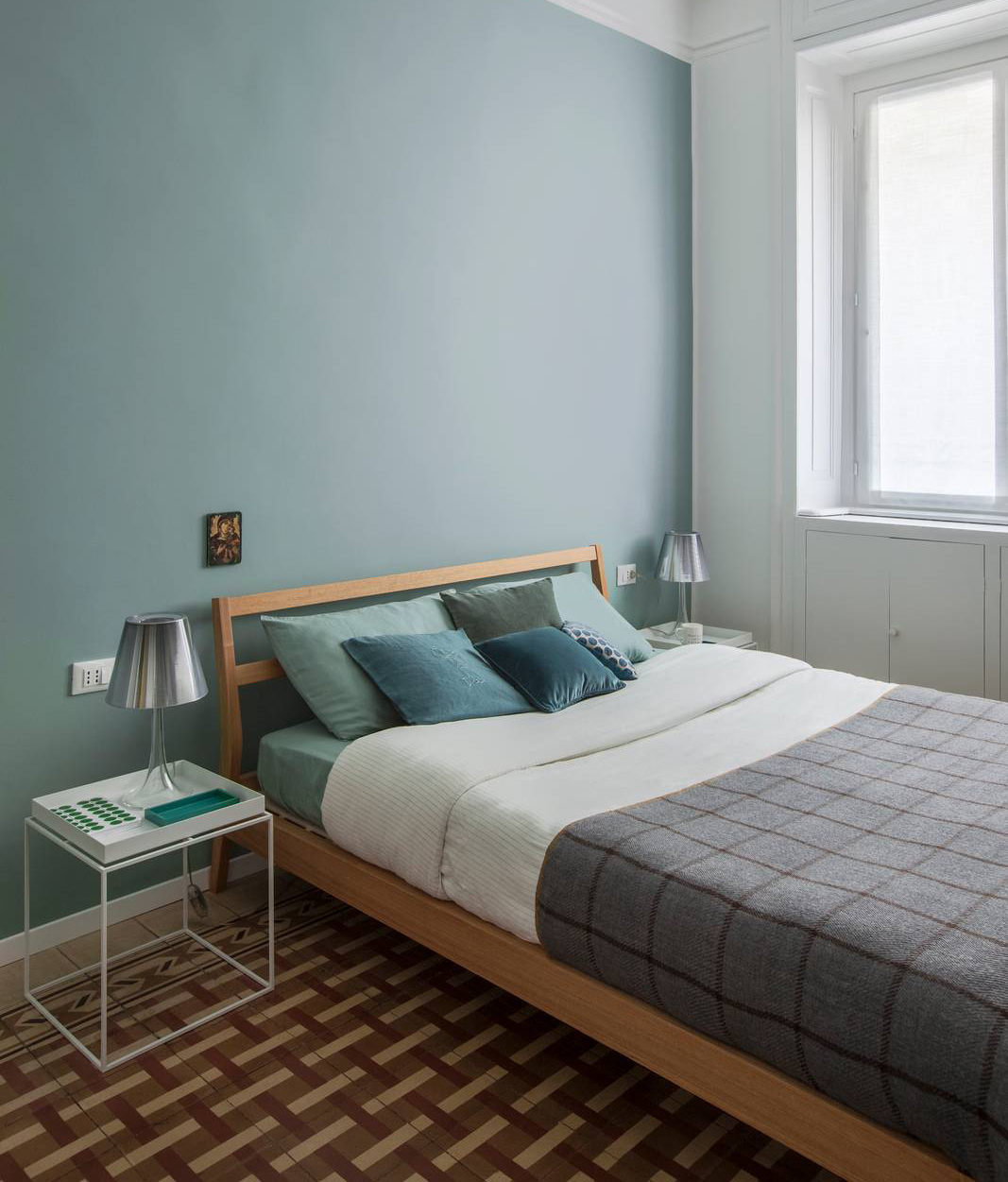 Tavolino-vassoio, leggero ed essenziale, al posto del comodino Tavolino-vassoio, leggero ed essenziale, al posto del comodino