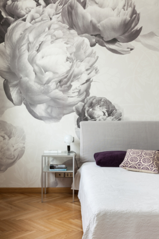 Tavolino minimal con ripiano, ideale come comodino sullo sfondo décor della tappezzeria dai grandi disegni Tavolino minimal con ripiano, ideale come comodino sullo sfondo décor della tappezzeria dai grandi disegni