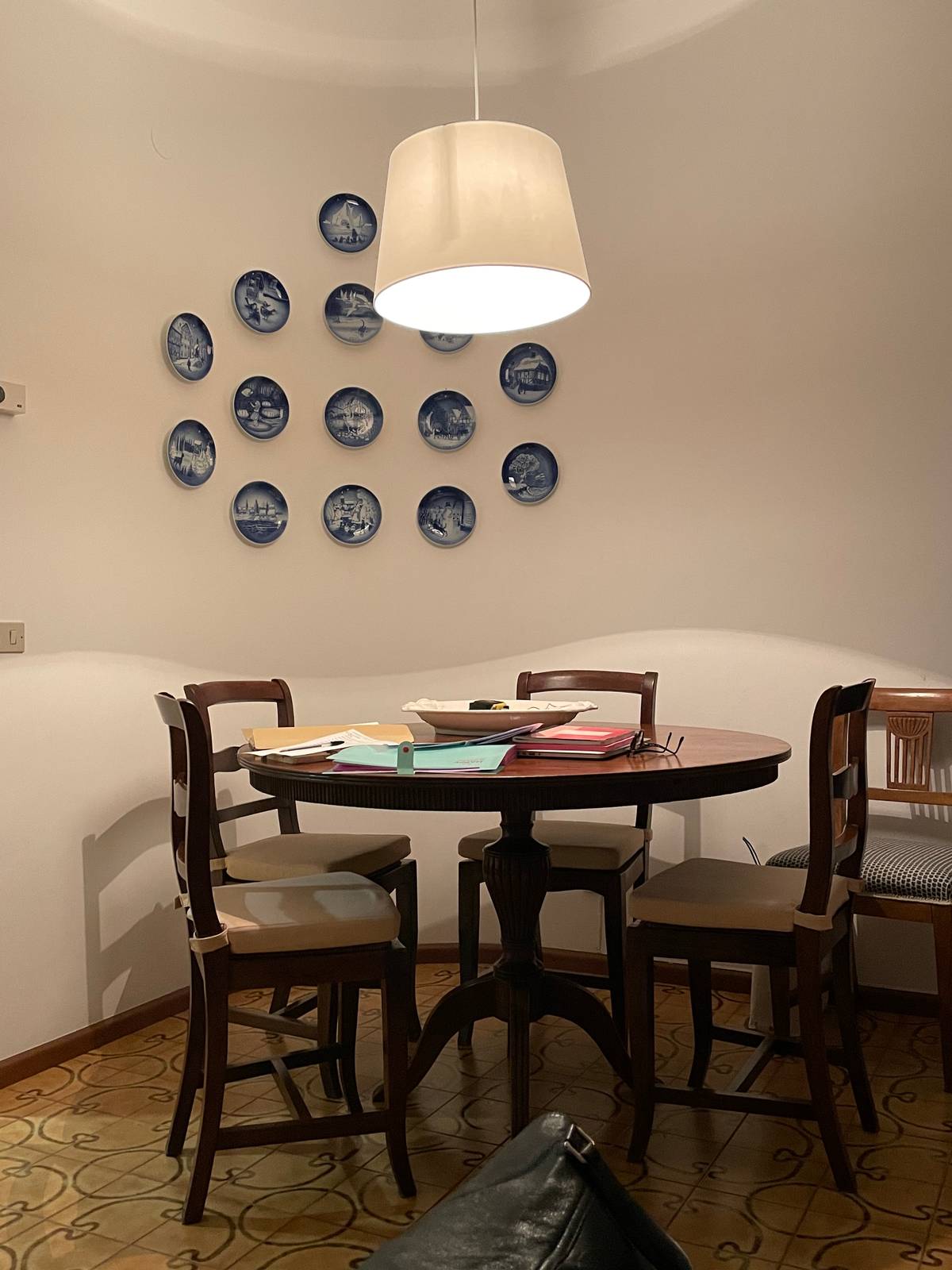 un tavolo in legno classico, prima un tavolo in legno classico, prima