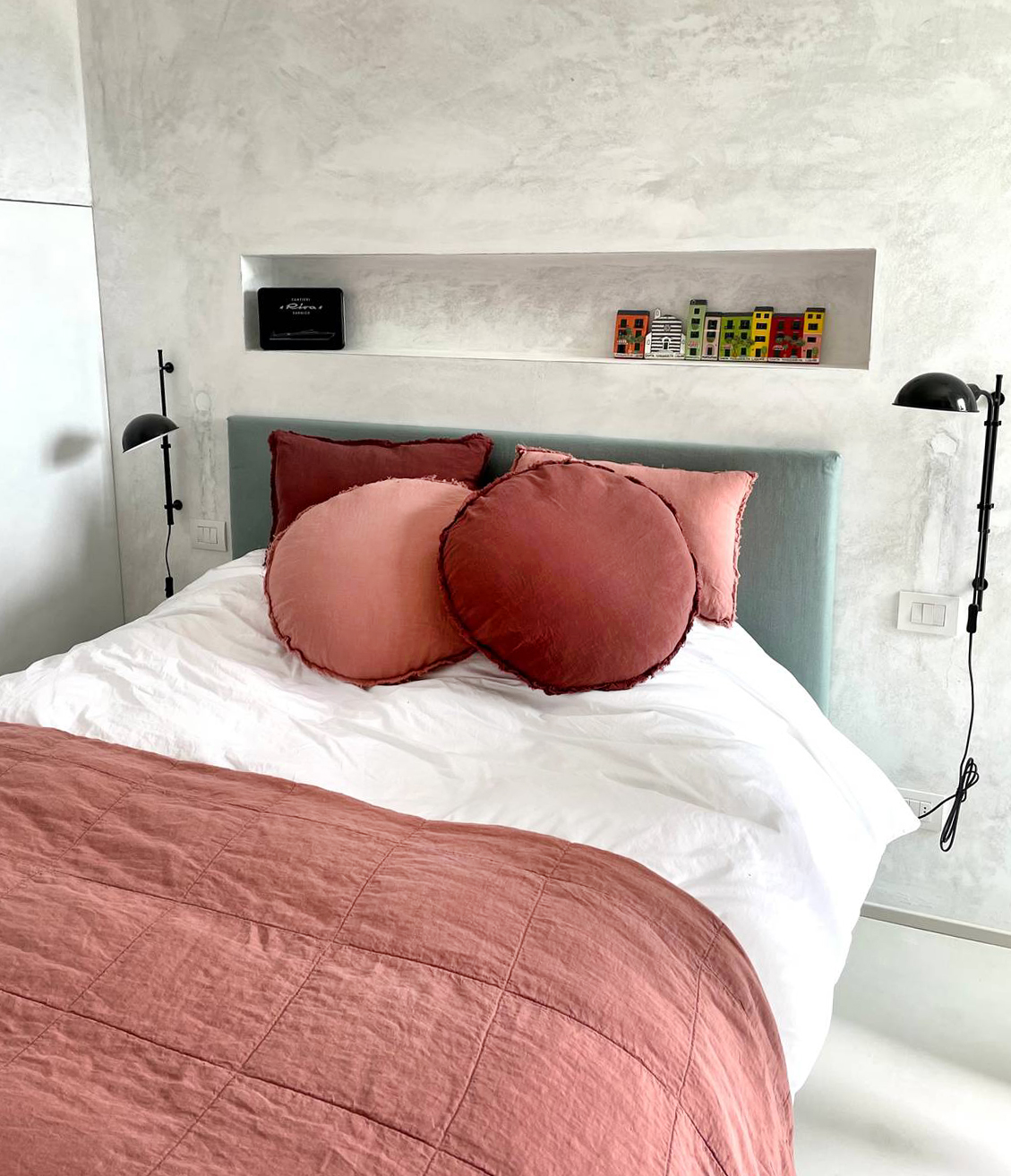 Una nicchia nel muro orizzontale al posto del comodino Una nicchia nel muro orizzontale al posto del comodino