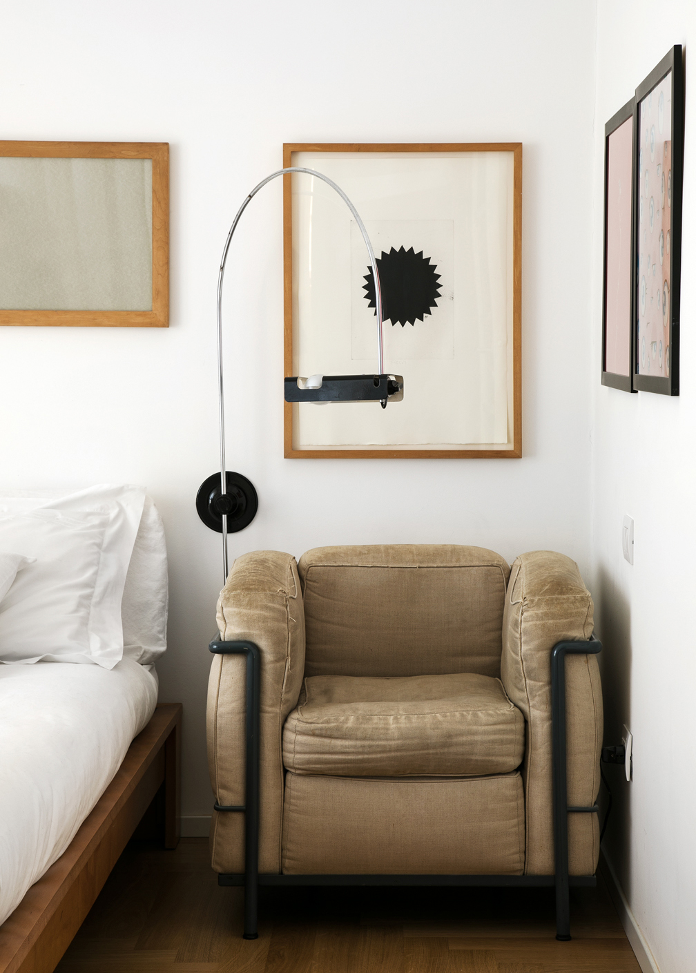 Un’idea inaspettata, che rompe totalmente le regole in assoluta libertà: la poltrona che non stava in salotto è diventata utile in camera e occupa il posto del comodino. Un’idea inaspettata, che rompe totalmente le regole in assoluta libertà: la poltrona che non stava in salotto è diventata utile in camera e occupa il posto del comodino.