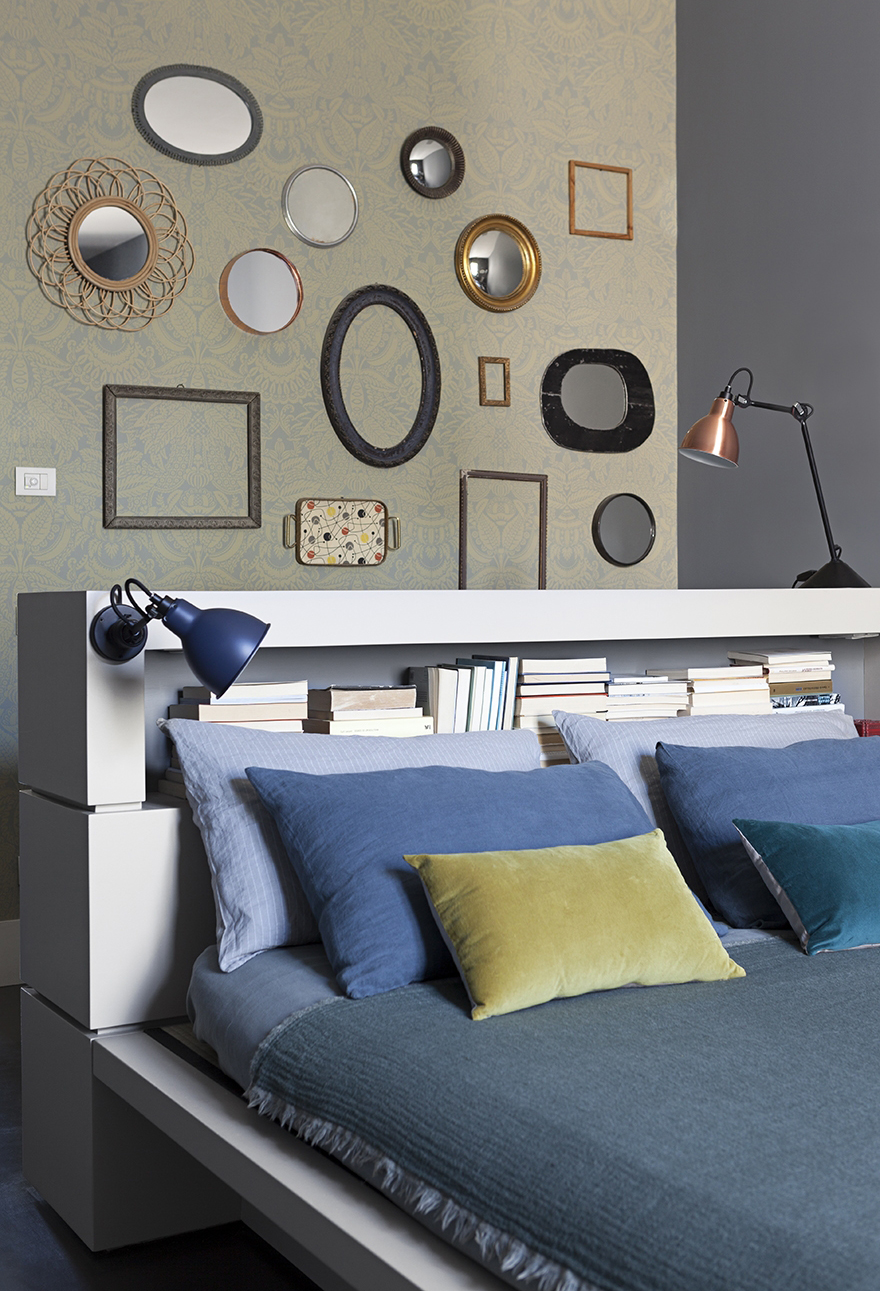 Una testata-contenitore al posto dei comodini per letto a centro stanza Una testata-contenitore al posto dei comodini per letto a centro stanza