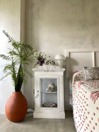 Una vecchia vetrina, parte di un mobile più grande, è stata dipinto di bianco e trasformata in comodino per adattarla allo stile della camera di una casa tra mare e campagna. Una vecchia vetrina, parte di un mobile più grande, è stata dipinto di bianco e trasformata in comodino per adattarla allo stile della camera di una casa tra mare e campagna.