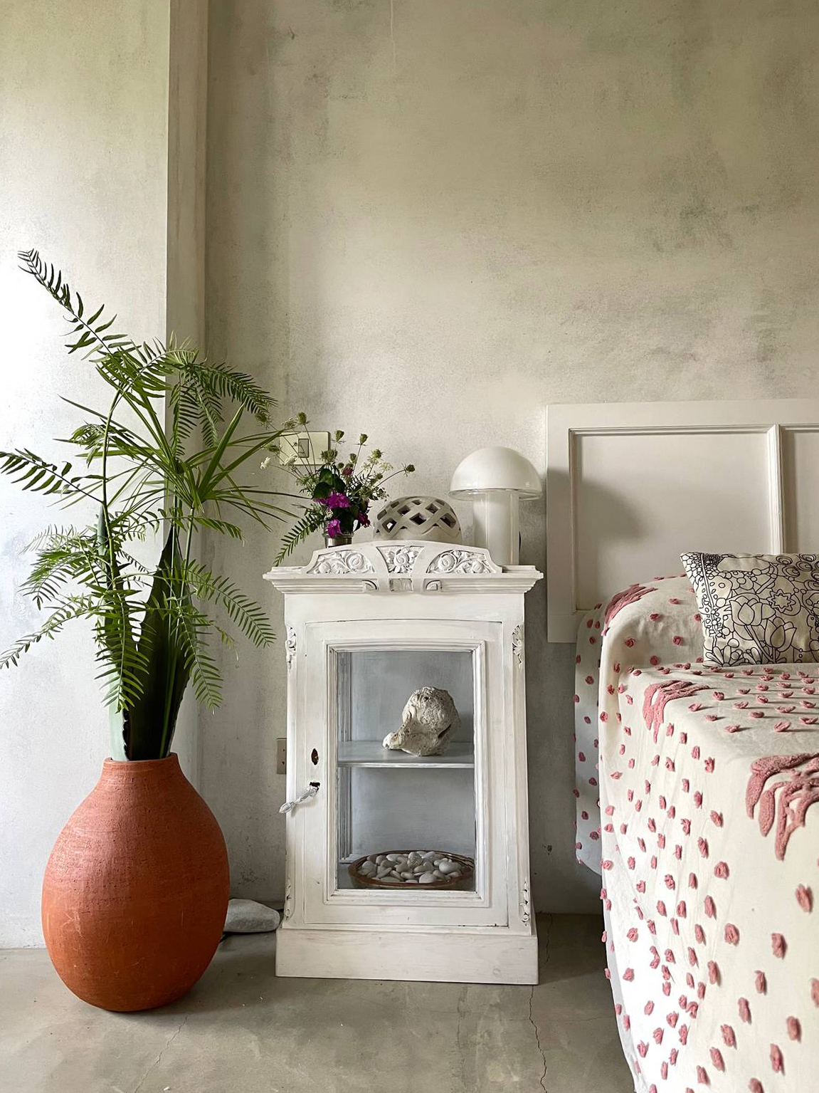 Una vecchia vetrina, parte di un mobile più grande, è stata dipinto di bianco e trasformata in comodino per adattarla allo stile della camera di una casa tra mare e campagna. Una vecchia vetrina, parte di un mobile più grande, è stata dipinto di bianco e trasformata in comodino per adattarla allo stile della camera di una casa tra mare e campagna.