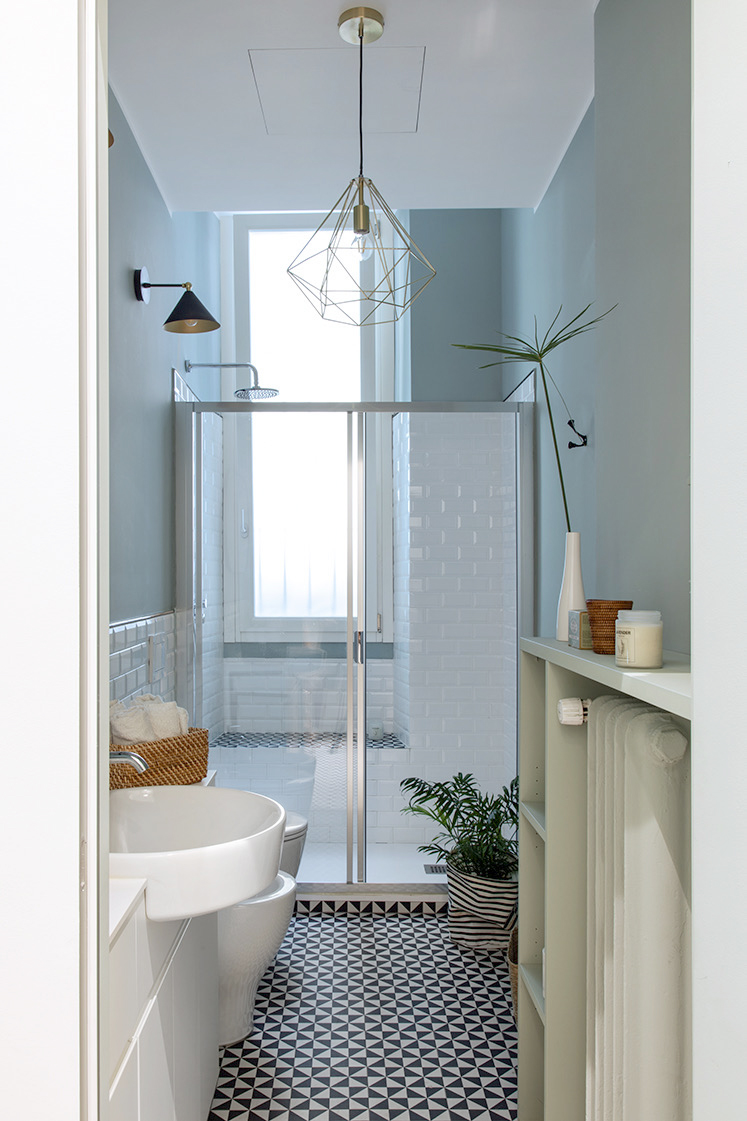 Altra vista del calorifero in bagno con scaffale Altra vista del calorifero in bagno con scaffale