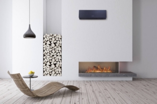 Marvin di Sinclair Air Conditioning è il climatizzatore in classe energetica A+++ / A++ per applicazioni mono e multi split con capacità di filtrazione e purificazione (sistema di purificazione al plasma che rilascia ioni in grado di neutralizzare polline, acari e altri agenti allergeni), adatte a coloro che soffrono di allergie ed asma e hanno la necessità di vivere in ambienti puliti con la giusta umidità dell’aria. Una lampada UV-C è integrata e sigillata nell’evaporatore e genera internamente raggi ultravioletti di tipo C a bassa potenza (270~280 nanometri) in grado di svolgere un’efficace funzione di sterilizzazione. Facile da manutenere, ha il filtro anti-polvere  facilmente accessibile e non richiedere alcun particolare smontaggio per la pulizia. Il design completamente chiuso della mandata dell’aria impedisce alla polvere di entrare nell’unità. Dotato di wifi integrato e gestibile tramite App, è disponibile in 4 colorazioni differenti per adattarsi in qualsiasi arredamento: bianco, silver, champagne e blue navy. Il gas utilizzato è l'R32 a basso impatto ambientale. Prezzo, Iva esclusa, della versione da 9k, 630 euro. www.beijerref.it/AirConditioning-Sinclair/  Marvin di Sinclair Air Conditioning è il climatizzatore in classe energetica A+++ / A++ per applicazioni mono e multi split con capacità di filtrazione e purificazione (sistema di purificazione al plasma che rilascia ioni in grado di neutralizzare polline, acari e altri agenti allergeni), adatte a coloro che soffrono di allergie ed asma e hanno la necessità di vivere in ambienti puliti con la giusta umidità dell’aria. Una lampada UV-C è integrata e sigillata nell’evaporatore e genera internamente raggi ultravioletti di tipo C a bassa potenza (270~280 nanometri) in grado di svolgere un’efficace funzione di sterilizzazione. Facile da manutenere, ha il filtro anti-polvere  facilmente accessibile e non richiedere alcun particolare smontaggio per la pulizia. Il design completamente chiuso della mandata dell’aria impedisce alla polvere di entrare nell’unità. Dotato di wifi integrato e gestibile tramite App, è disponibile in 4 colorazioni differenti per adattarsi in qualsiasi arredamento: bianco, silver, champagne e blue navy. Il gas utilizzato è l'R32 a basso impatto ambientale. Prezzo, Iva esclusa, della versione da 9k, 630 euro. www.beijerref.it/AirConditioning-Sinclair/