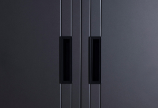 Dettaglio dell'anta Time line in finitura metallizzato ossidato e maniglia Brera