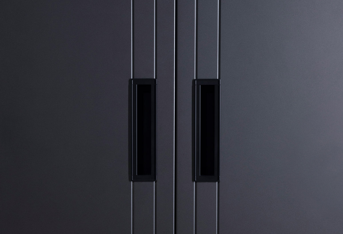 Dettaglio dell'anta Time line in finitura metallizzato ossidato e maniglia Brera