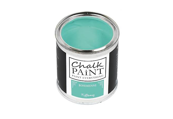 Chalk Paint è la pittura studiata per ricolorare tutti i materiali senza carteggiare: si applica a pennello o a spruzzo. Il barattolo da 250 ml costa 15,90 euro. www.chalk-paint.it