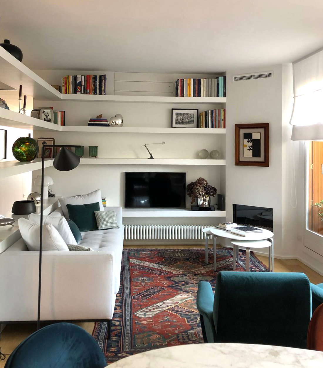 Calorifero porcellino sotto a mensola Calorifero porcellino sotto a mensola