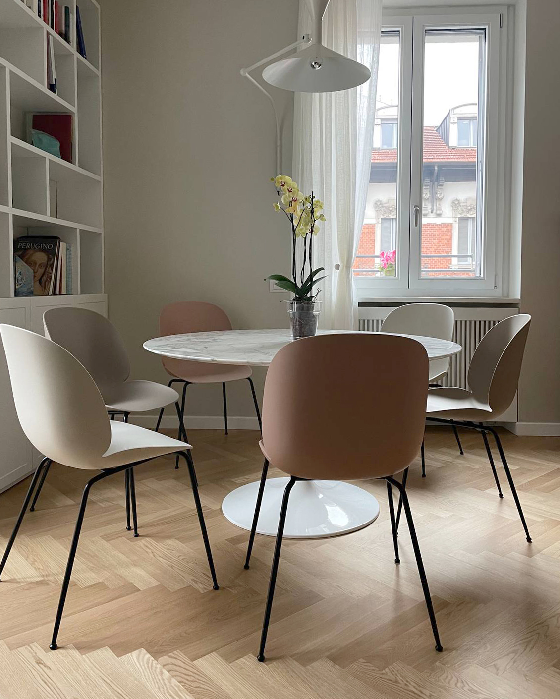 Calorifero sotto finestra in sala Calorifero sotto finestra in sala