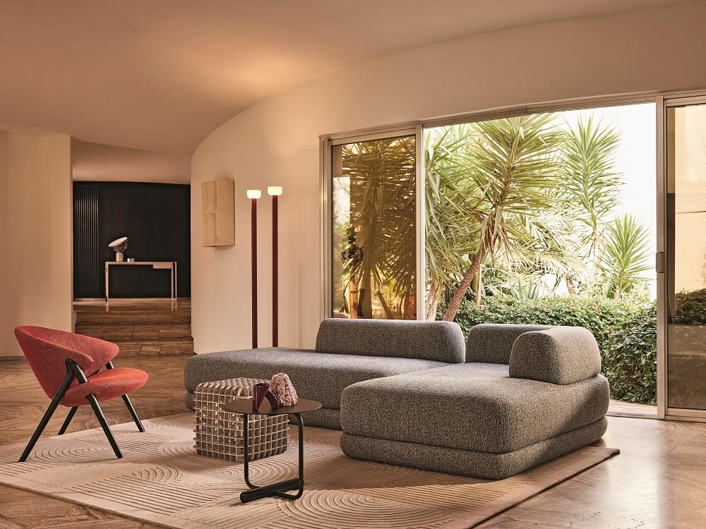 Bumper di Zanotta è un divano che sembra una morbida scultura modellata nel poliuretano. Il sedile è un unico cuscino ampio, che viene completato da uno schienale basso e voluminoso e dai braccioli, che insieme delineano un profilo curvo e accogliente.  Lo schienale è fissato alla seduta con un sistema di ganci a spinotto che derivano dal mondo automobilistico ed è sfoderabile. Misure L 308 x H 71 x P 108 cm. Profondità della penisola: 172 cm. Prezzo a partire da 5.026 euro. www.zanotta.com Bumper di Zanotta è un divano che sembra una morbida scultura modellata nel poliuretano. Il sedile è un unico cuscino ampio, che viene completato da uno schienale basso e voluminoso e dai braccioli, che insieme delineano un profilo curvo e accogliente.  Lo schienale è fissato alla seduta con un sistema di ganci a spinotto che derivano dal mondo automobilistico ed è sfoderabile. Misure L 308 x H 71 x P 108 cm. Profondità della penisola: 172 cm. Prezzo a partire da 5.026 euro. www.zanotta.com