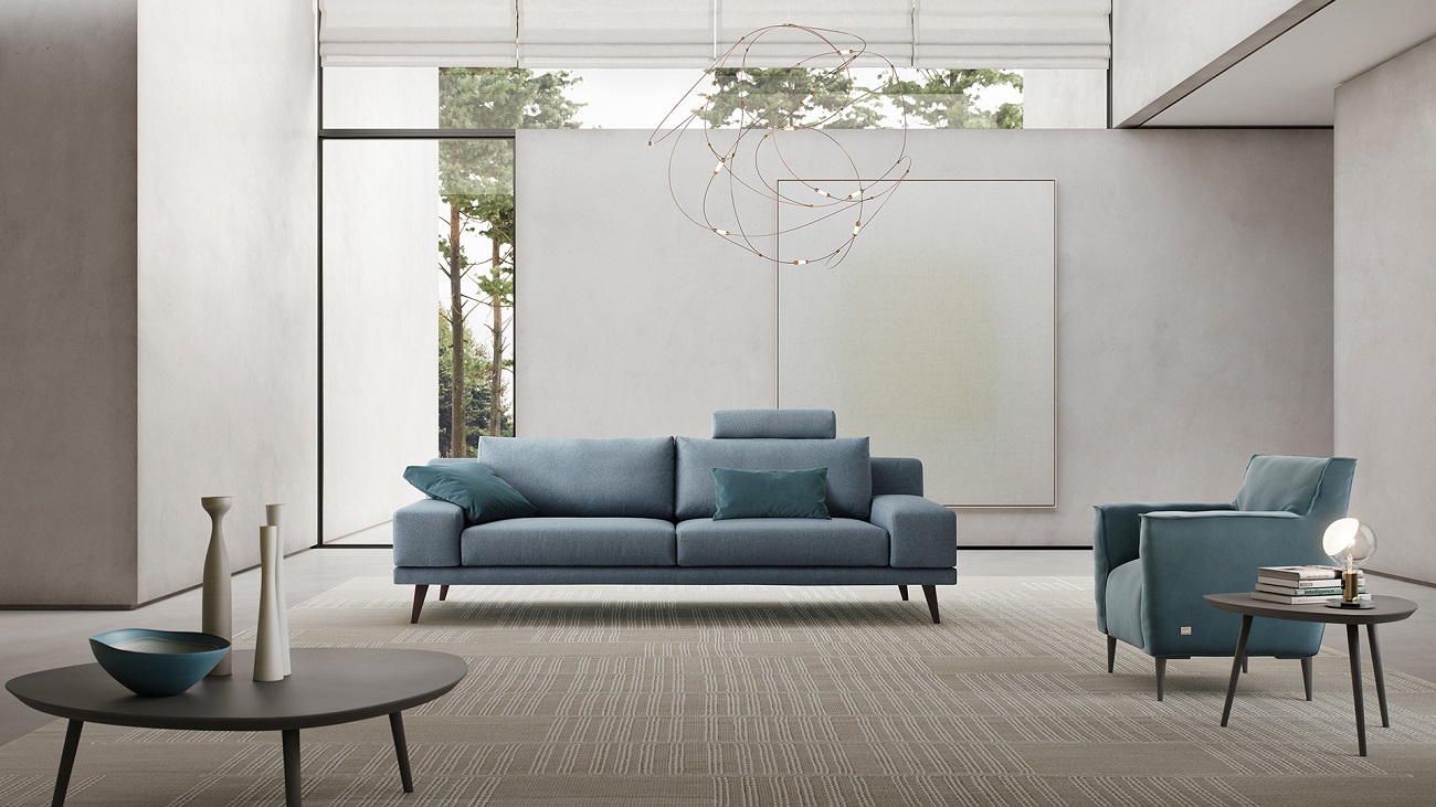 Il modello Carter di Doimo Salotti ha una linea minimale e le finiture di pregio ne conferiscono un fascino e uno stile tipico di un Made in Italy di qualità. Le dimensioni contenute e la versatilità di utilizzo sono caratteristiche che permettono a Carter di offrire molteplici soluzioni di componibilità. È rivestito in tessuto idrorepellente che lo rende facile da pulire e ed è completamente sfoderabile. Misura L 252 x P 94 x H 82 cm. Prezzo al pubblico partire da 2.645 euro. www.doimosalotti.it Il modello Carter di Doimo Salotti ha una linea minimale e le finiture di pregio ne conferiscono un fascino e uno stile tipico di un Made in Italy di qualità. Le dimensioni contenute e la versatilità di utilizzo sono caratteristiche che permettono a Carter di offrire molteplici soluzioni di componibilità. È rivestito in tessuto idrorepellente che lo rende facile da pulire e ed è completamente sfoderabile. Misura L 252 x P 94 x H 82 cm. Prezzo al pubblico partire da 2.645 euro. www.doimosalotti.it