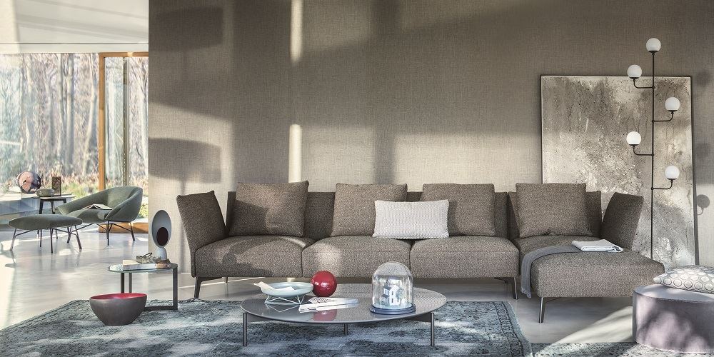 Jermyn di Lema Mobili prende il nome dall'omonima strada di Londra dove si trovano i più importanti marchi di sartoria. Questo divano ha infatti uno spirito sartoriale: il suo design gioca con gli spessori contenuti di braccioli e schienali che si schiudono come petali per accogliere i cuscini di seduta. I piedi a sezione piatta sollevano la struttura da terra, donandogli ulteriore leggerezza. Misure L 352 x P 75 x H 42/78 cm. Profondità penisola 178 cm. Prezzo 9.102 euro. www.lemamobili.com Jermyn di Lema Mobili prende il nome dall'omonima strada di Londra dove si trovano i più importanti marchi di sartoria. Questo divano ha infatti uno spirito sartoriale: il suo design gioca con gli spessori contenuti di braccioli e schienali che si schiudono come petali per accogliere i cuscini di seduta. I piedi a sezione piatta sollevano la struttura da terra, donandogli ulteriore leggerezza. Misure L 352 x P 75 x H 42/78 cm. Profondità penisola 178 cm. Prezzo 9.102 euro. www.lemamobili.com