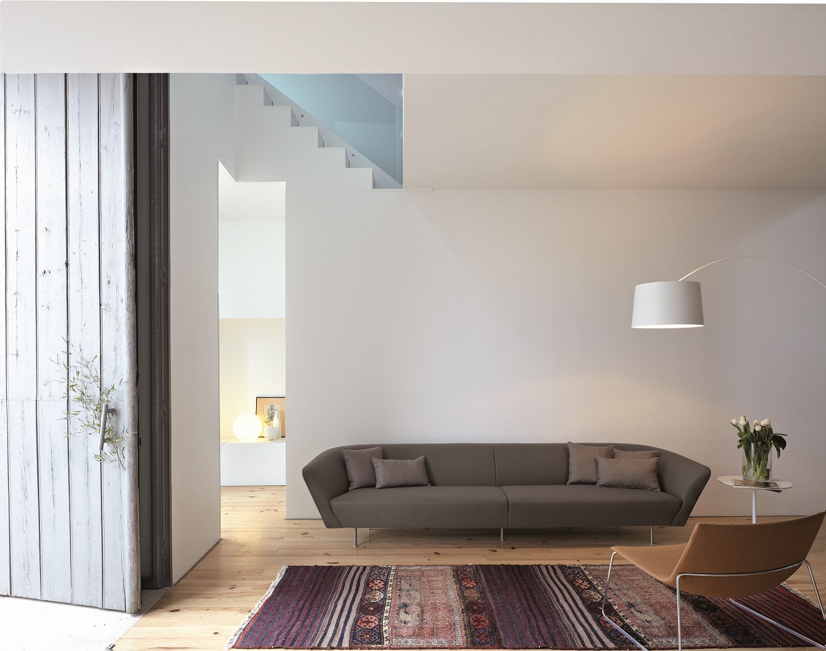 Il divano Loop di Arper ha una linea morbida ed elegante che si adatta bene ad ogni ambiente. La sua versatilità gli consente di inserirsi in ambienti sia grandi che piccoli semplicemente optando per la versione a due o a tre posti; in entrambi i casi i cuscini della seduta sono sfoderabili per una maggiore praticità. Le misure della versione a tre posti sono L 205 x H 70 x P 83 cm. Prezzo a partire da 3.280 euro Iva inclusa. www.arper.com Il divano Loop di Arper ha una linea morbida ed elegante che si adatta bene ad ogni ambiente. La sua versatilità gli consente di inserirsi in ambienti sia grandi che piccoli semplicemente optando per la versione a due o a tre posti; in entrambi i casi i cuscini della seduta sono sfoderabili per una maggiore praticità. Le misure della versione a tre posti sono L 205 x H 70 x P 83 cm. Prezzo a partire da 3.280 euro Iva inclusa. www.arper.com